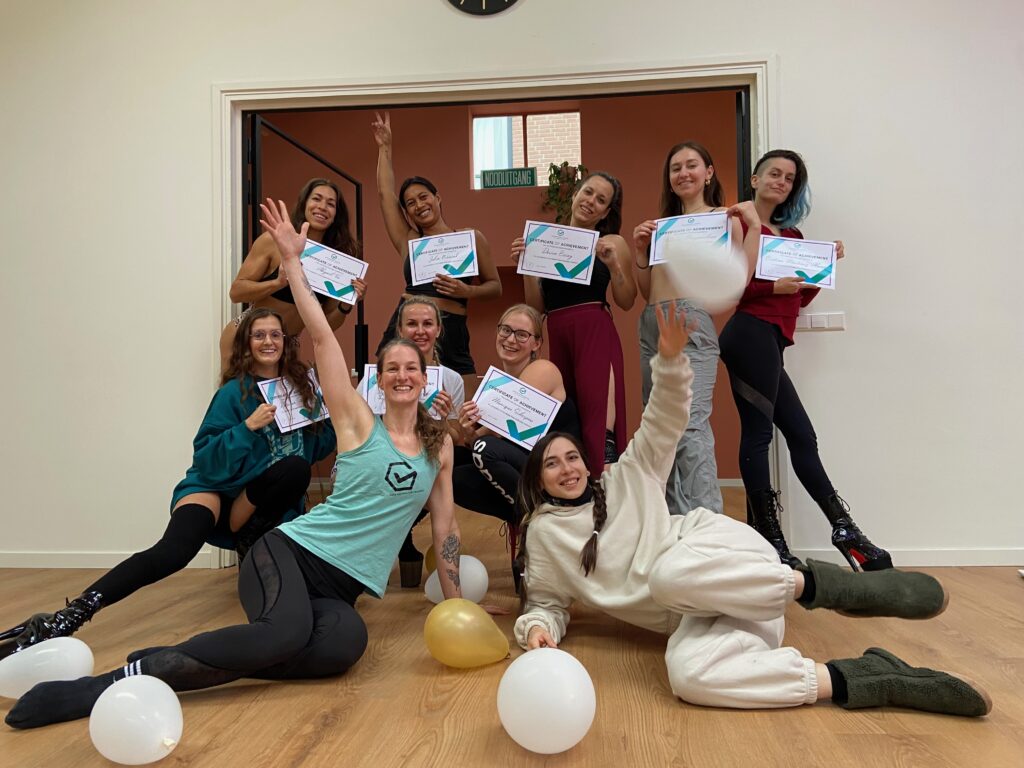 Heels pole instructor training deelnemers met certificaat